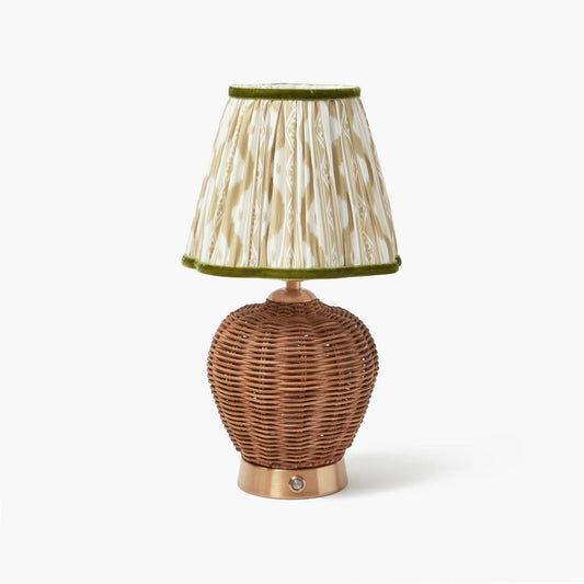 Lampada ricaricabile Ursula in rattan con paralume in stucco e ikat verde (18 cm)