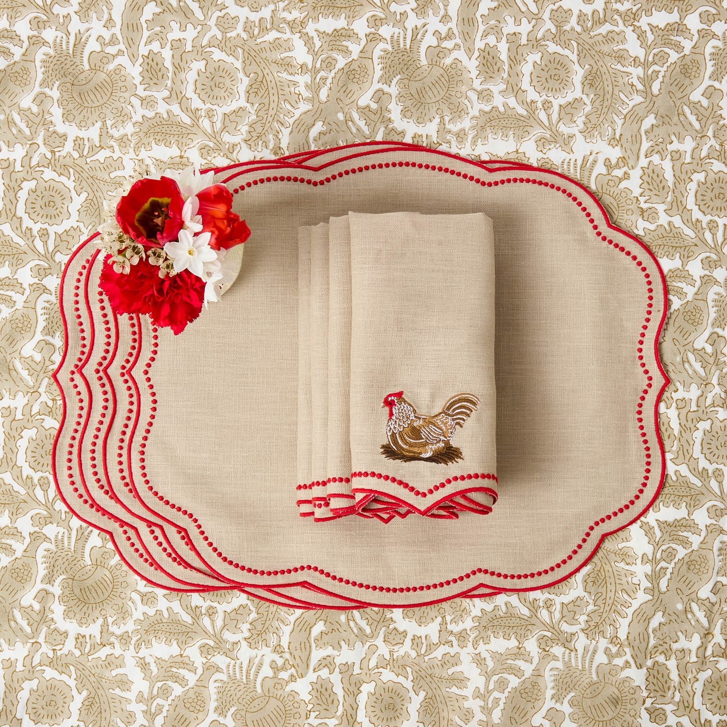 Tovagliette Eloise Putty e Red Linen e tovaglioli Henrietta Hen (set da 4)