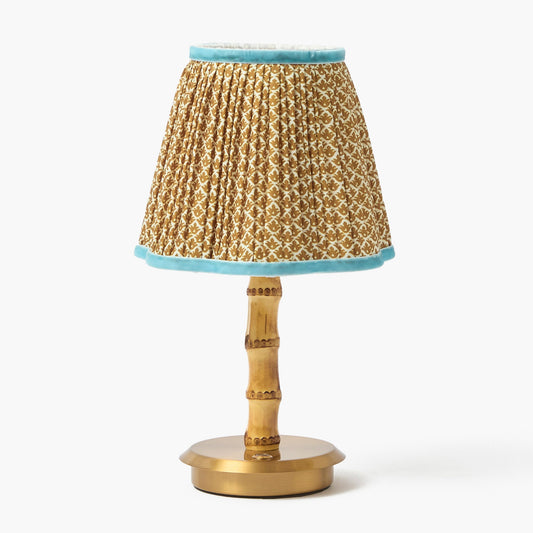 Lampada ricaricabile corta in bambù con paralume color caramello e loto blu (18 cm)