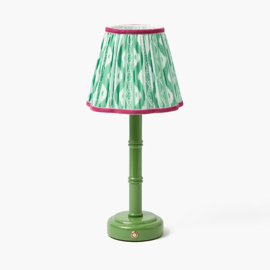Lampada ricaricabile Leonora laccata verde con paralume ikat verde e lampone (18 cm)