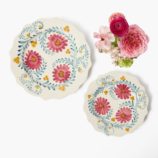 Piatto di antipasti con fiori rosa