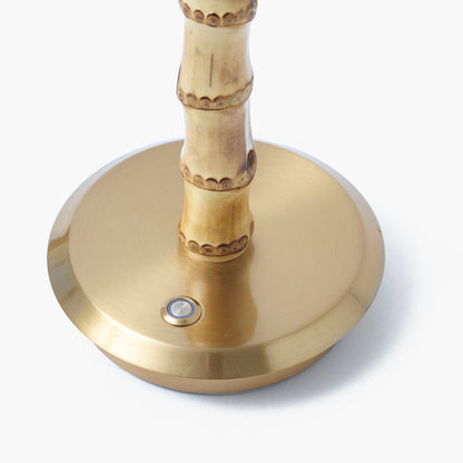 Lampada ricaricabile corta in bambù con paralume color caramello e loto blu (18 cm)