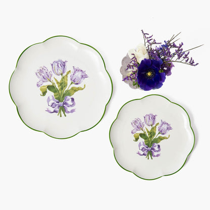 Piatto di antipasti con tulipani viola