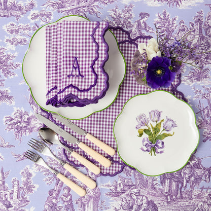 Piatto di antipasti con tulipani viola