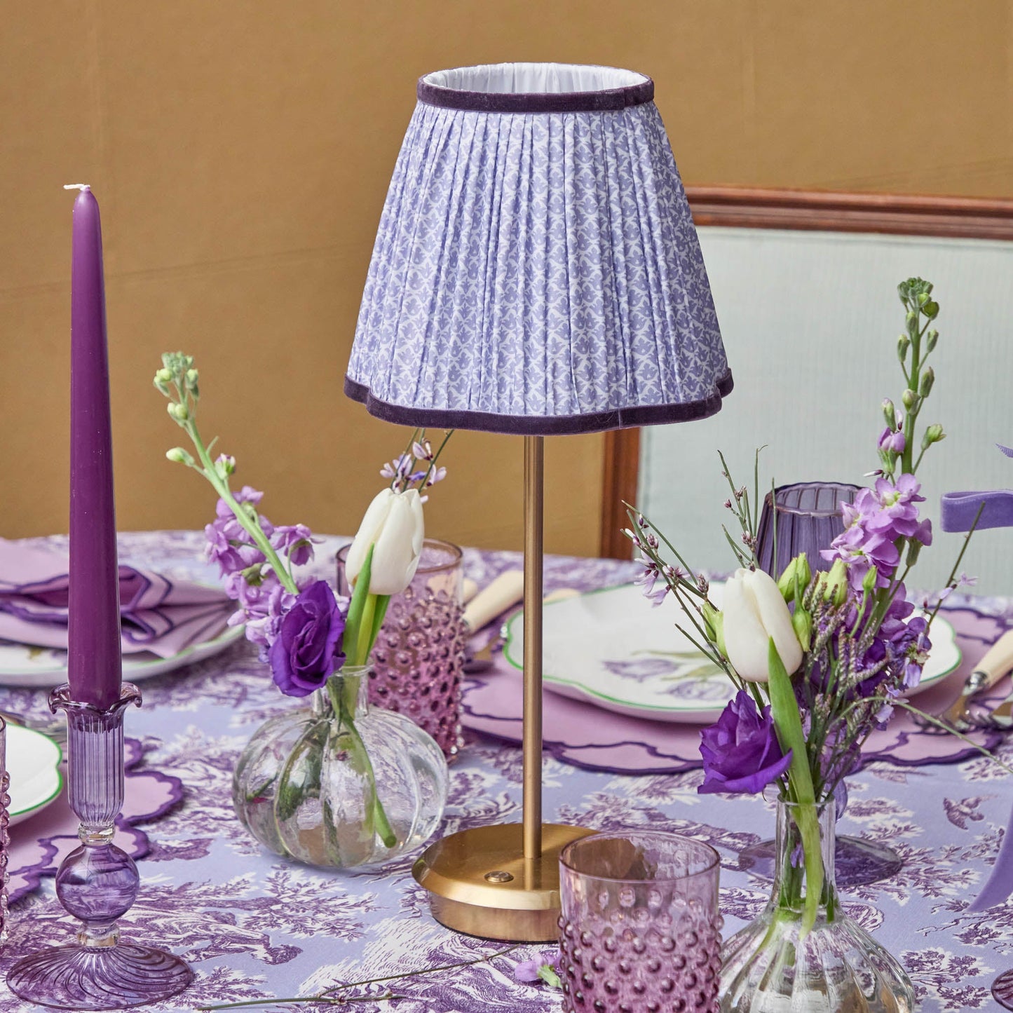 Lampada ricaricabile alta con paralume di loto lilla (18 cm)