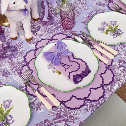 Piatto di antipasti con tulipani viola